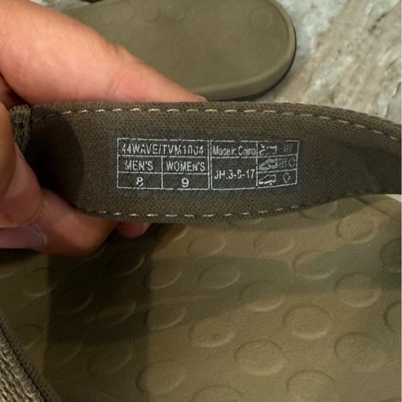 Unisex VIONIC Wave khaki flip flop sandals- Size Men’s 9/Womens 8 - Picture 4 of 5